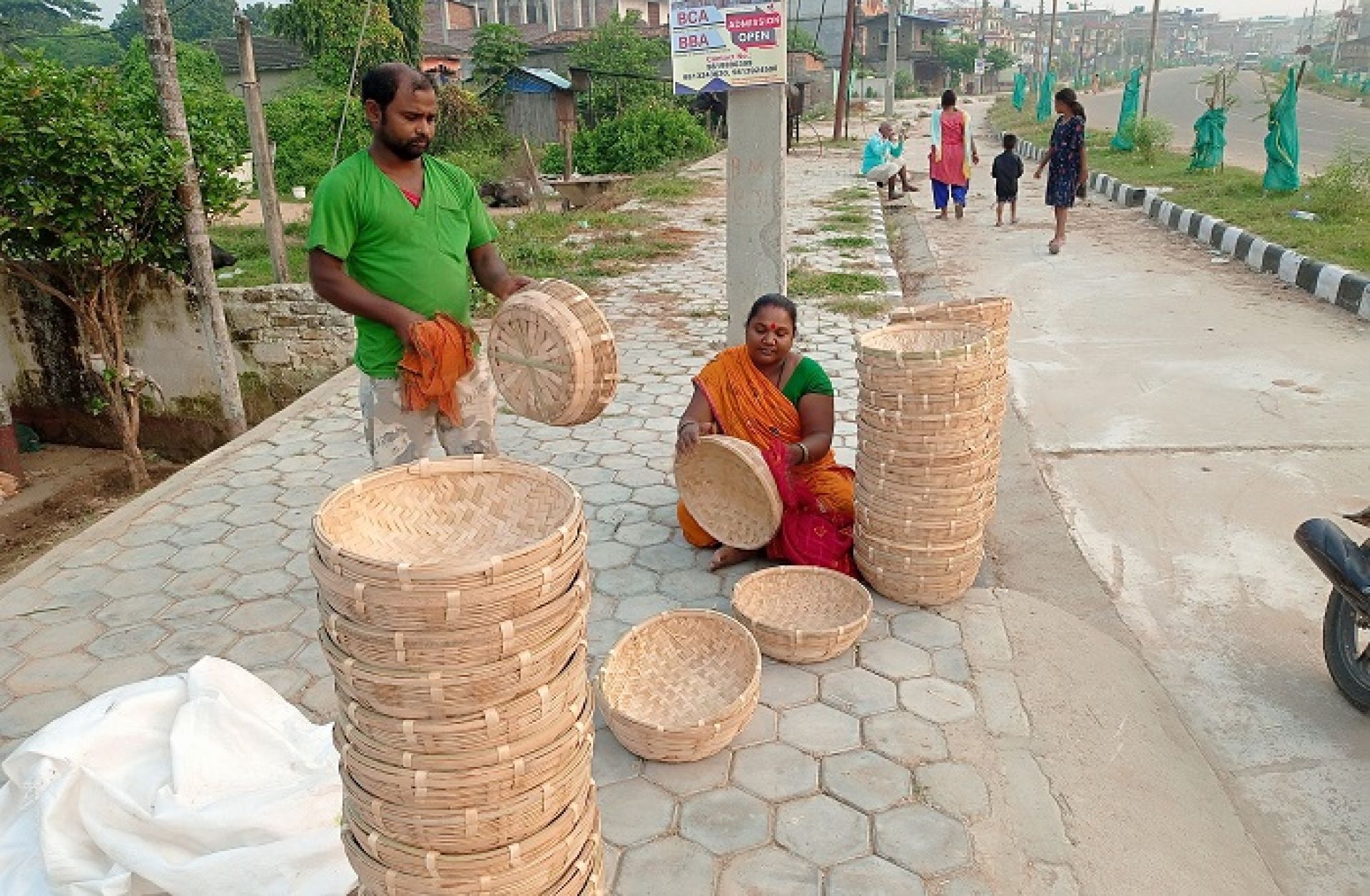 मिथिला क्षेत्रका डोम र बिन समुदायका मानिस चङेरा, ढकी, छिटी बनाउन व्यस्त